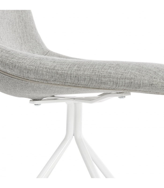 Chaise design gris clair en tissu et métal Dara